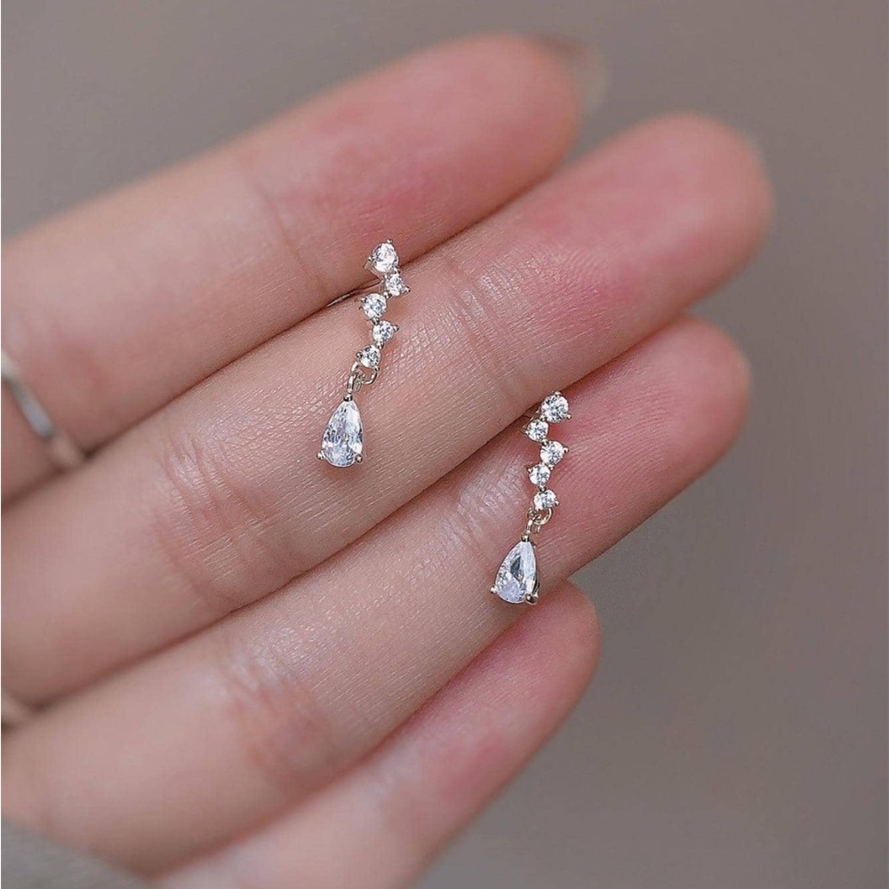 ‼️NWT Dainty Silver Cubic Zirconia Teardrop Earrings // LAST CHANCE ‼️